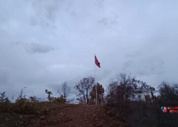 GÜMÜŞDERE’DE 20 METRELİK TÜRK BAYRAĞI GÖKLERDE DALGALANIYOR
