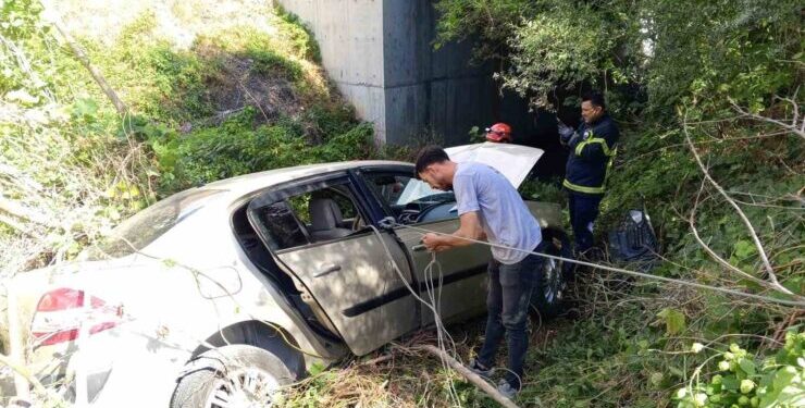 Seyir halindeyken tekerleği çıkan araç şarampole uçtu: 1’i ağır 2 yaralı
