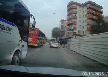 Trafikte yol verme tartışması kamerada
