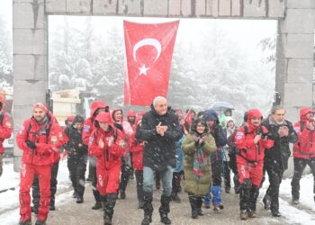 METRİSTEPE’DE TARİHE YÜRÜYÜŞ: 1. İNÖNÜ ZAFERİ’NİN 105. YILINDA BİNLER KAR ALTINDA ŞEHİTLERİ ANDI