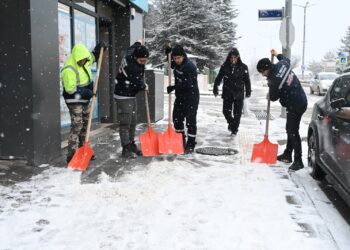 BOZÜYÜK BELEDİYESİ’NDEN KARLA MÜCADELEDE HIZLI VE ETKİN MÜDAHALE