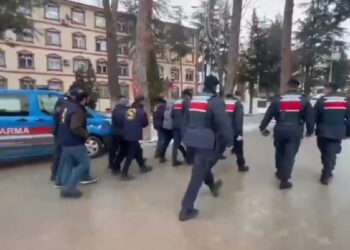 JASAT’TAN BİLECİK’TE DOLANDIRICILARA GEÇİT YOK: 5 ŞÜPHELİ TUTUKLANDI