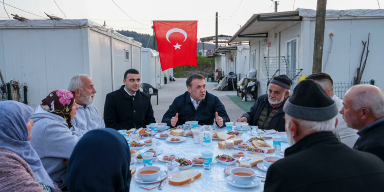 VALİ SÖZER’DEN YANGINZEDELERE ANLAMLI DESTEK: “DEVLETİMİZ TÜM İMKANLARIYLA YANINIZDA”