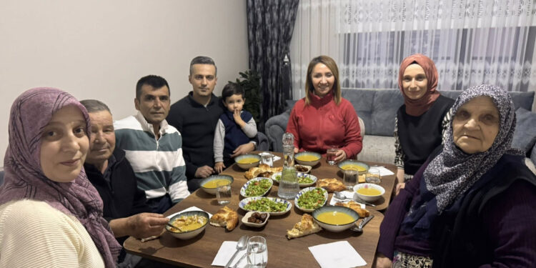 Başkan Tekin iftarda Kıbrıs Gazisi Rıza amcanın misafiri oldu