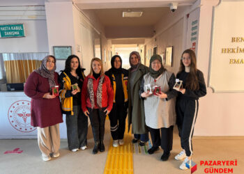 Kadın Başkandan Anlamlı Jest: Pazaryeri’nde Kadınlara Çiçekli Kutlama