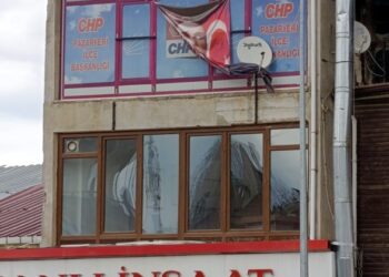 ATATÜRK POSTERİNE SAYGISIZLIK TEPKİ ÇEKTİ!