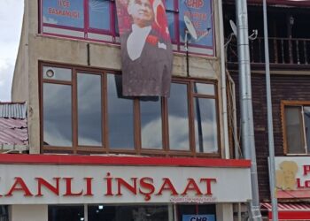 TEPKİLER SONUÇ VERDİ: ATATÜRK POSTERİ DÜZELTİLDİ