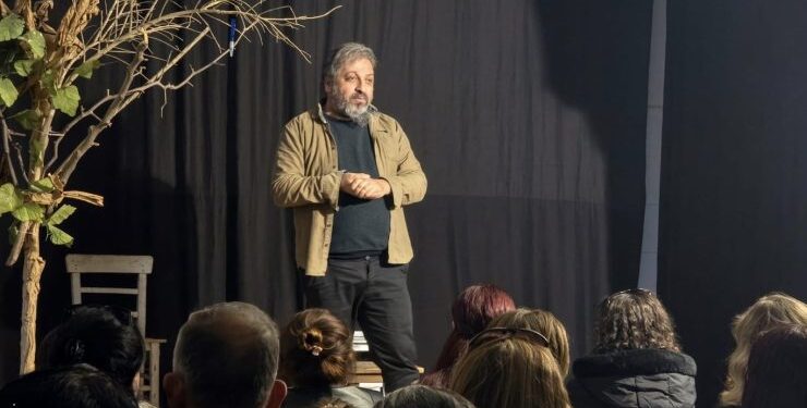 Hatay’da Sahne Umudu Büyütüyor: “Nazım” Oyunu Ayakta Alkışlandı