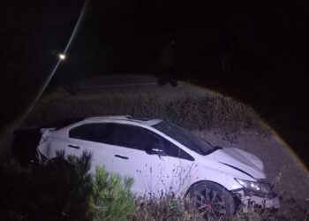 OTOMOBİL SU KANALINA DÜŞTÜ: 1’İ AĞIR 2 YARALI