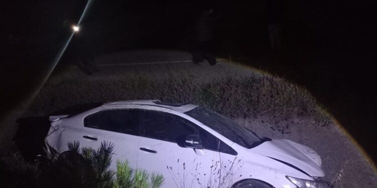 OTOMOBİL SU KANALINA DÜŞTÜ: 1’İ AĞIR 2 YARALI