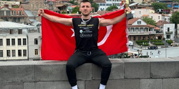 KABURGASI ÇATLADI, NAMAĞLUP RAKİBİNİ NAKAVT EDİP ŞAMPİYON OLDU
