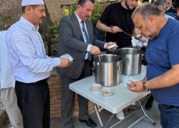 İL MÜFTÜSÜ DİLEK KAZAN BAŞINA GEÇEREK AŞURE DAĞITTI