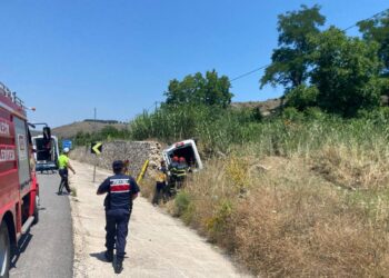 İSTİNAT DUVARINA ÇARPAN HAFİF TİCARİ ARAÇ YAN YATTI: 1 YARALI